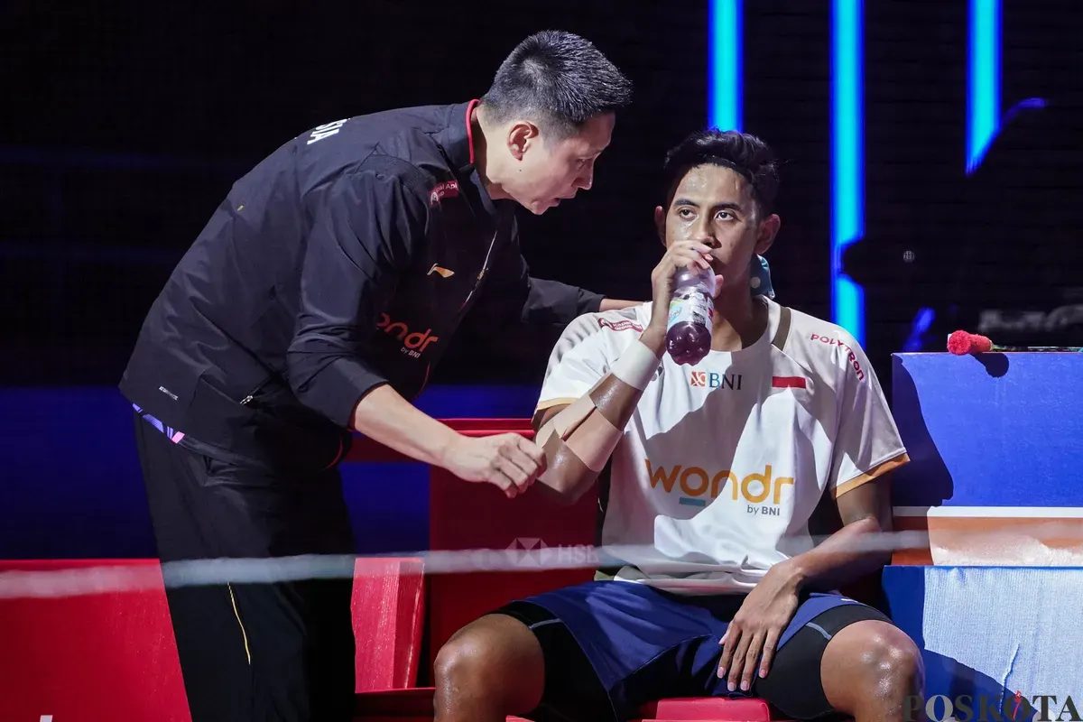 Pelatih Indra Wijaya memberikan instruksi kepada Pebulu tangkis tunggal putra Indonesia Alwi Farhan pada laga final Daihatsu Indonesia Masters 2026 di Istora Senayan, Jakarta, Minggu, 25 Januari 2026. (Sumber: Poskota/Bilal Nugraha Ginanjar)