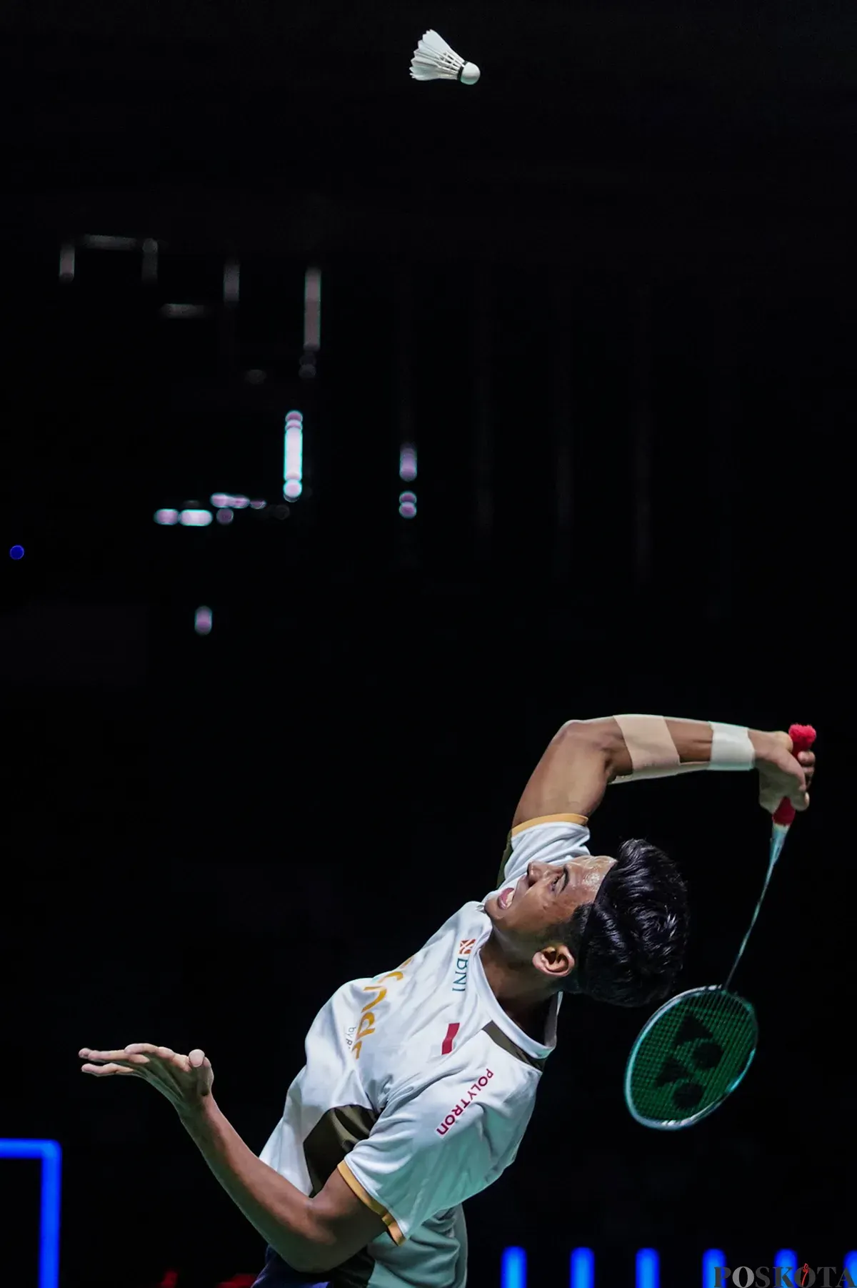 Pebulu tangkis tunggal putra Indonesia Alwi Farhan mengembalikan kok ke arah pebulu tangkis asal Thailand Panitchaphon Teeraratsakul pada laga final Daihatsu Indonesia Masters 2026 di Istora Senayan, Jakarta, Minggu, 25 Januari 2026. (Sumber: Poskota/Bilal Nugraha Ginanjar)