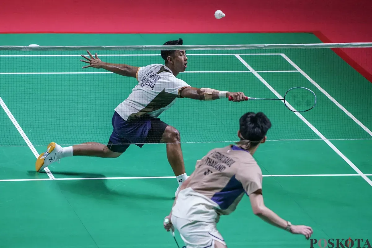 Pebulu tangkis tunggal putra Indonesia Alwi Farhan mengembalikan kok ke arah pebulu tangkis asal Thailand Panitchaphon Teeraratsakul pada laga final Daihatsu Indonesia Masters 2026 di Istora Senayan, Jakarta, Minggu, 25 Januari 2026. (Sumber: Poskota/Bilal Nugraha Ginanjar)