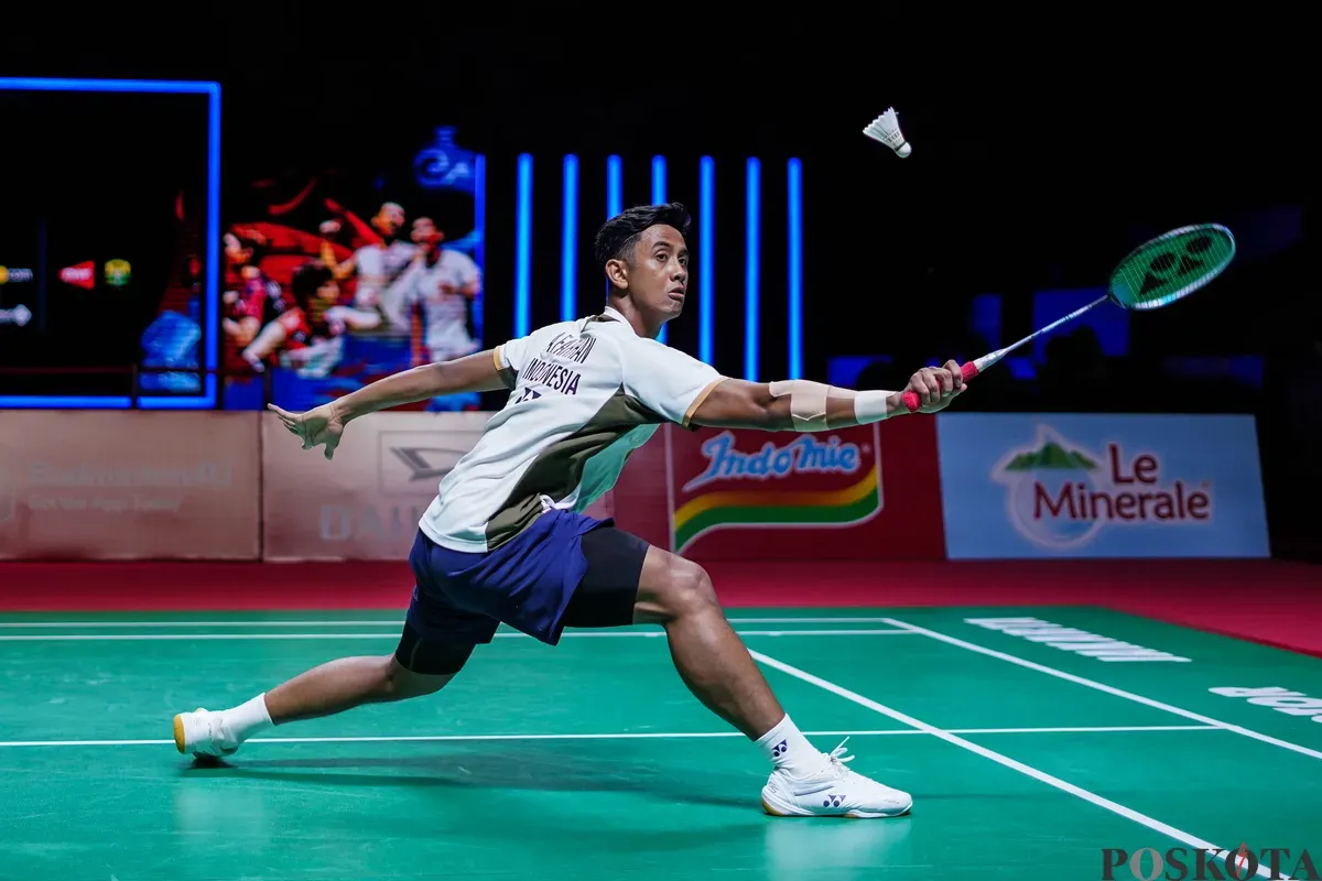 Pebulu tangkis tunggal putra Indonesia Alwi Farhan mengembalikan kok ke arah pebulu tangkis asal Thailand Panitchaphon Teeraratsakul pada laga final Daihatsu Indonesia Masters 2026 di Istora Senayan, Jakarta, Minggu, 25 Januari 2026. (Sumber: Poskota/Bilal Nugraha Ginanjar)