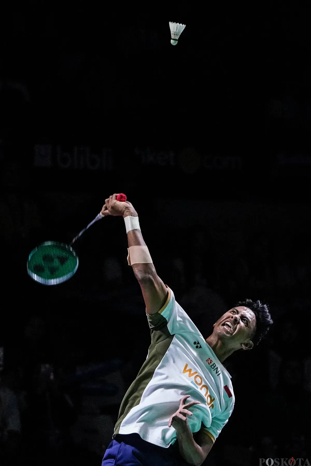 Pebulu tangkis tunggal putra Indonesia Alwi Farhan mengembalikan kok ke arah pebulu tangkis asal Thailand Panitchaphon Teeraratsakul pada laga final Daihatsu Indonesia Masters 2026 di Istora Senayan, Jakarta, Minggu, 25 Januari 2026. (Sumber: Poskota/Bilal Nugraha Ginanjar)