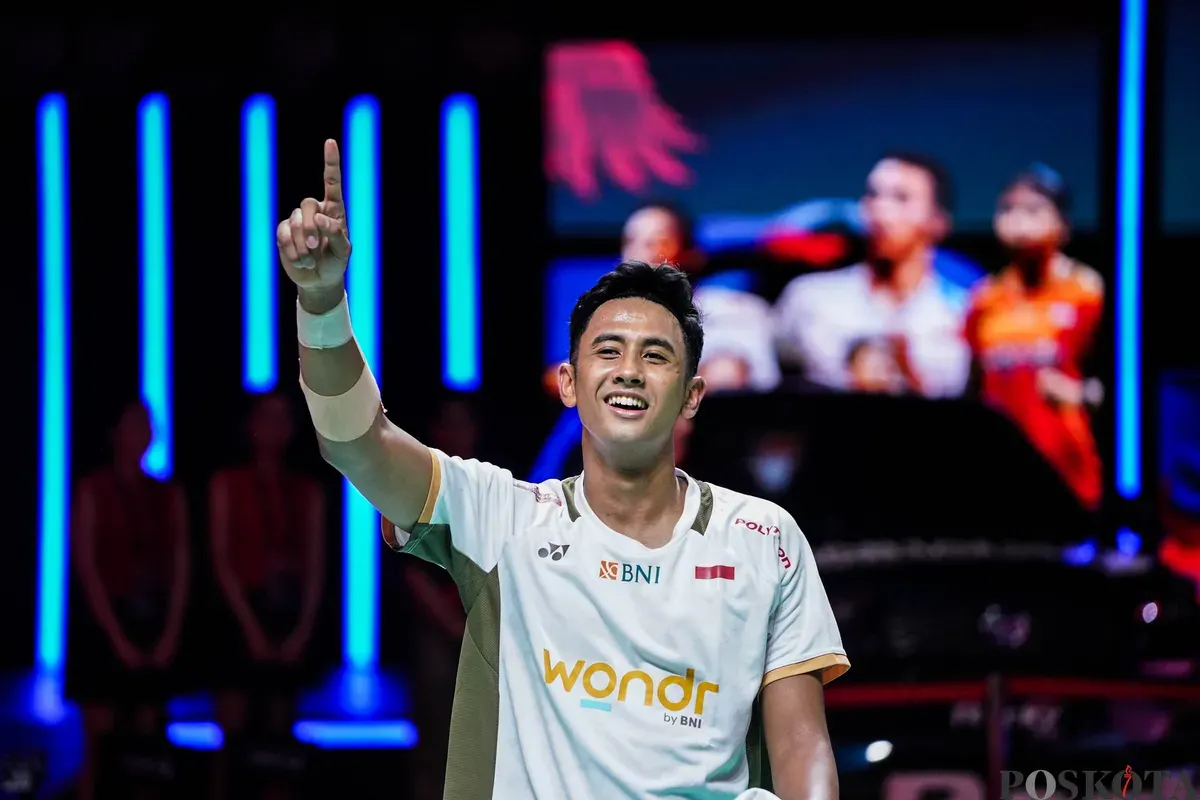 Pebulu tangkis tunggal putra Indonesia Alwi Farhan berselebrasi usai menang pada laga final Daihatsu Indonesia Masters 2026 di Istora Senayan, Jakarta, Minggu, 25 Januari 2026. (Sumber: Poskota/Bilal Nugraha Ginanjar)