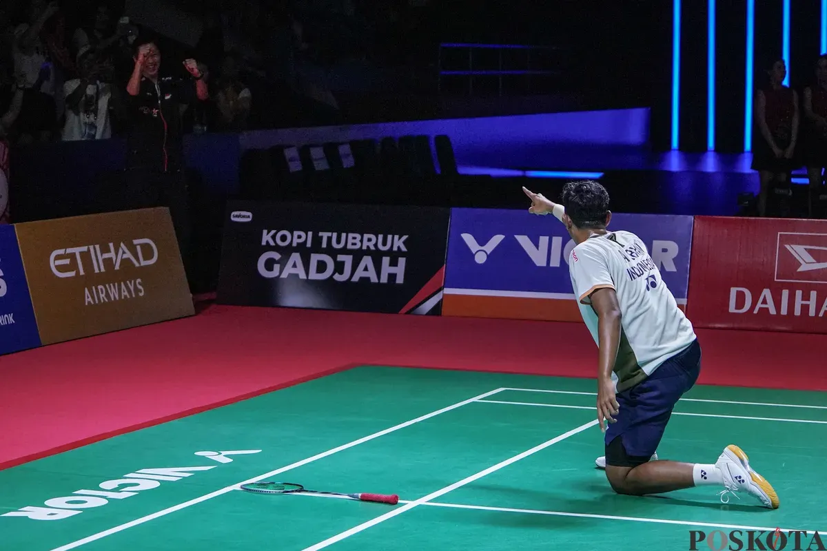 Pebulu tangkis tunggal putra Indonesia Alwi Farhan berselebrasi usai menang pada laga final Daihatsu Indonesia Masters 2026 di Istora Senayan, Jakarta, Minggu, 25 Januari 2026. (Sumber: Poskota/Bilal Nugraha Ginanjar)