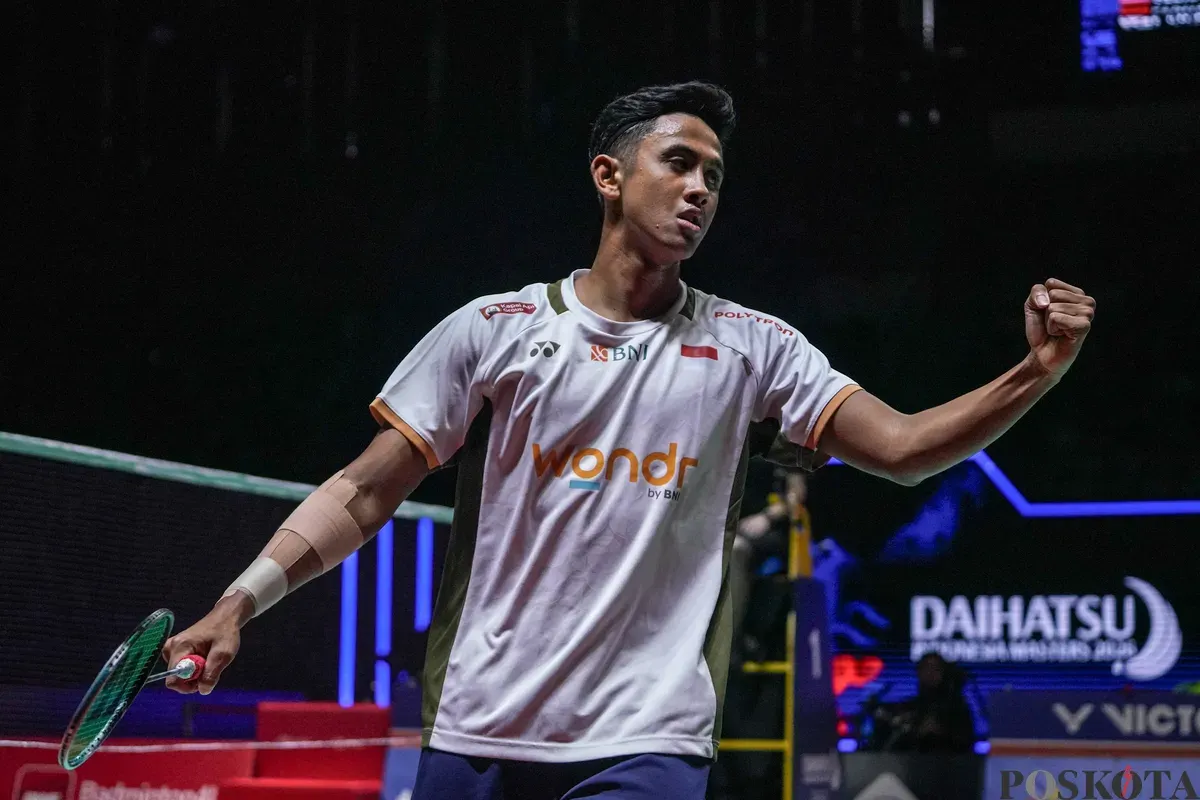 Pebulu tangkis tunggal putra Indonesia Alwi Farhan berselebrasi pada laga final Daihatsu Indonesia Masters 2026 di Istora Senayan, Jakarta, Minggu, 25 Januari 2026. (Sumber: Poskota/Bilal Nugraha Ginanjar)