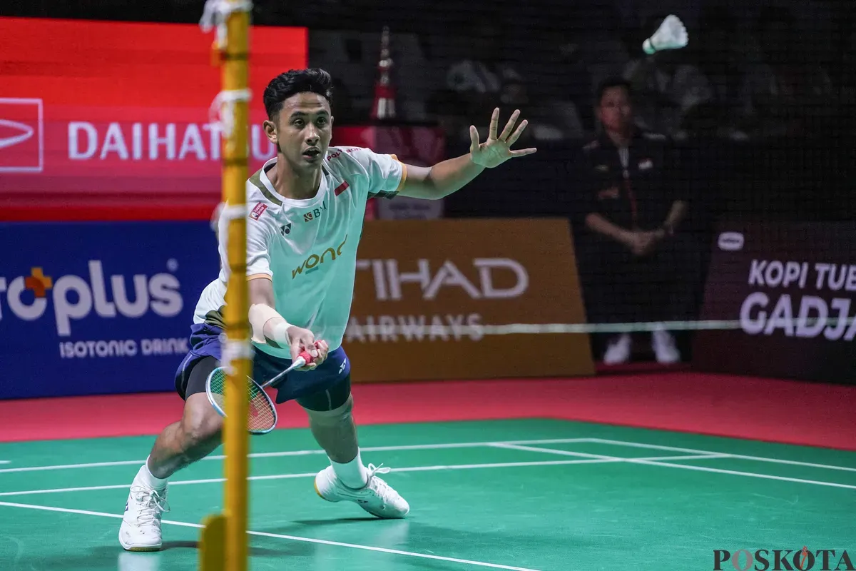 Pebulu tangkis tunggal putra Indonesia Alwi Farhan mengembalikan kok ke arah pebulu tangkis asal Thailand Panitchaphon Teeraratsakul pada laga final Daihatsu Indonesia Masters 2026 di Istora Senayan, Jakarta, Minggu, 25 Januari 2026. (Sumber: Poskota/Bilal Nugraha Ginanjar)