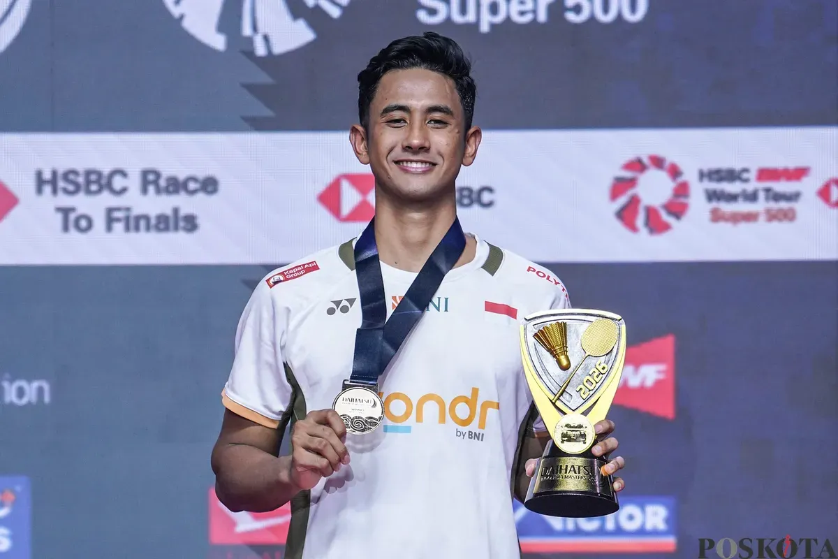 Pebulu tangkis tunggal putra Indonesia Alwi Farhan berpose dengan medali dan piala usai berhasil menjadi juara pada Daihatsu Indonesia Masters 2026 di Istora Senayan, Jakarta, Minggu, 25 Januari 2026. (Sumber: Poskota/Bilal Nugraha Ginanjar)