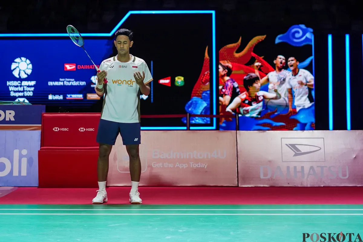 Pebulu tangkis tunggal putra Indonesia Alwi Farhan berdoa sebelum laga final Daihatsu Indonesia Masters 2026 di Istora Senayan, Jakarta, Minggu, 25 Januari 2026. (Sumber: Poskota/Bilal Nugraha Ginanjar)
