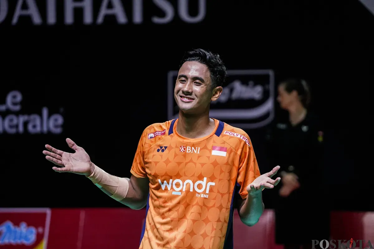 Pebulu tangkis tunggal putra Indonesia Alwi Farhan mengembalikan kok ke arah pebulu tangkis asal Jepang Yushi Tanaka pada babak perempat final Daihatsu Indonesia Masters 2026 di Istora Senayan, Jakarta, Jumat, 23 Januari 2026. (Sumber: Poskota/Bilal Nugraha Ginanjar)