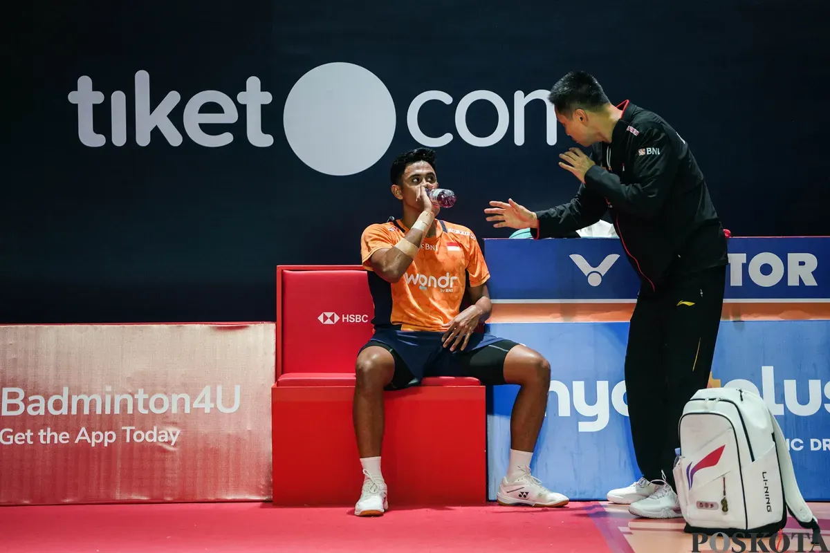 Pebulu tangkis tunggal putra Indonesia Alwi Farhan mengembalikan kok ke arah pebulu tangkis asal Jepang Yushi Tanaka pada babak perempat final Daihatsu Indonesia Masters 2026 di Istora Senayan, Jakarta, Jumat, 23 Januari 2026. (Sumber: Poskota/Bilal Nugraha Ginanjar)