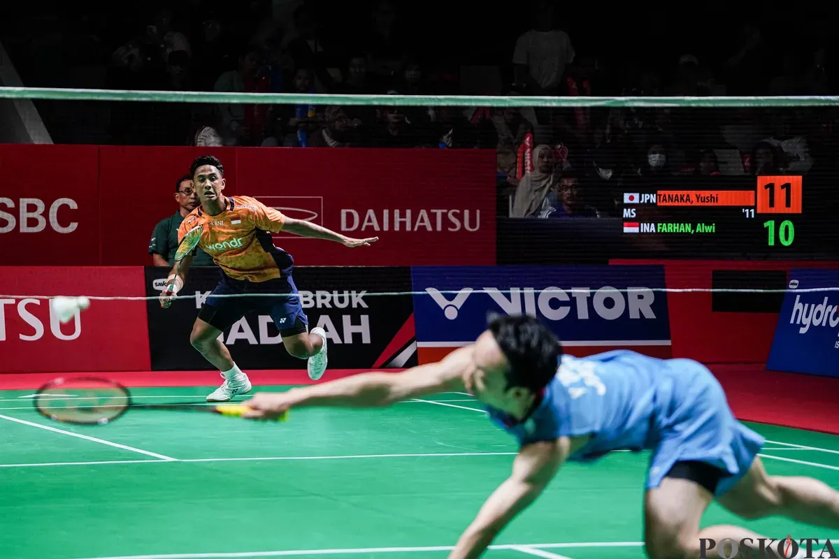 Pebulu tangkis tunggal putra Indonesia Alwi Farhan mengembalikan kok ke arah pebulu tangkis asal Jepang Yushi Tanaka pada babak perempat final Daihatsu Indonesia Masters 2026 di Istora Senayan, Jakarta, Jumat, 23 Januari 2026. (Sumber: Poskota/Bilal Nugraha Ginanjar)