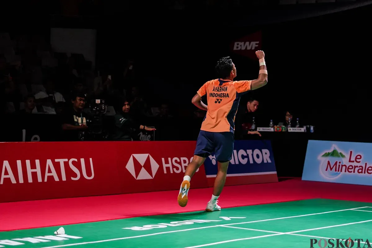 Pebulu tangkis tunggal putra Indonesia Alwi Farhan mengembalikan kok ke arah pebulu tangkis asal Jepang Yushi Tanaka pada babak perempat final Daihatsu Indonesia Masters 2026 di Istora Senayan, Jakarta, Jumat, 23 Januari 2026. (Sumber: Poskota/Bilal Nugraha Ginanjar)