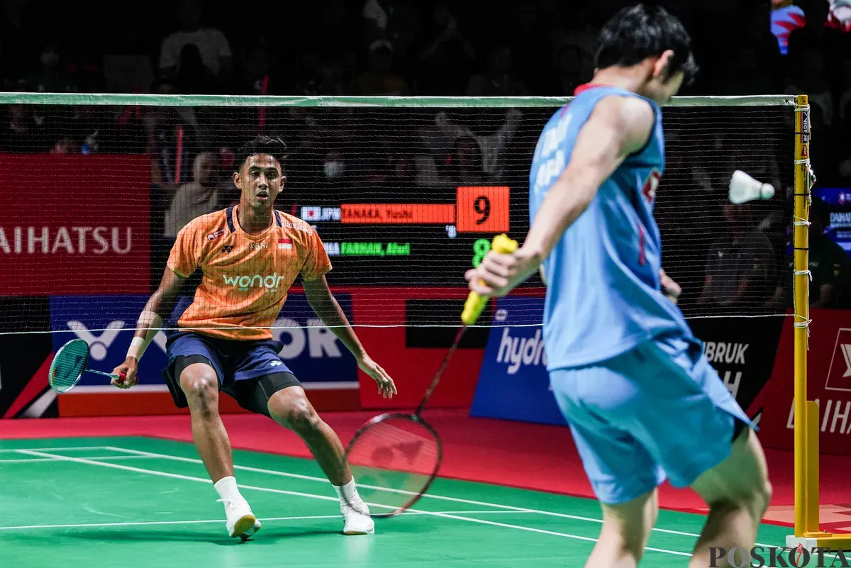 Pebulu tangkis tunggal putra Indonesia Alwi Farhan mengembalikan kok ke arah pebulu tangkis asal Jepang Yushi Tanaka pada babak perempat final Daihatsu Indonesia Masters 2026 di Istora Senayan, Jakarta, Jumat, 23 Januari 2026. (Sumber: Poskota/Bilal Nugraha Ginanjar)
