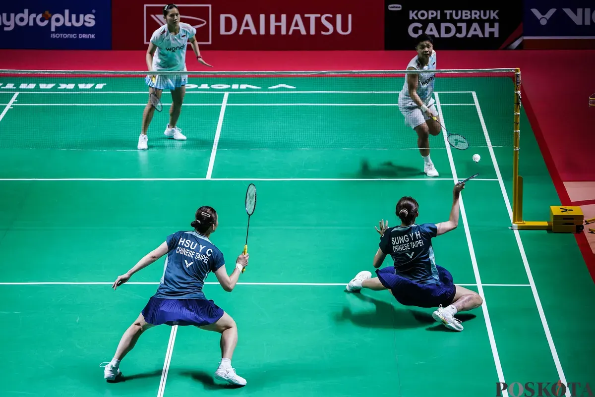 Pebulu tangkis ganda putri Indonesia Apriyani Rahayu, Lanny Tria Mayasari mengembalikan kok ke arah pebulu tangkis Taiwan Hsu Ya Ching, Sung Yu Hsuan pada babak perempat final ganda putri Daihatsu Indonesia Masters 2026 di Istora Senayan, Jakarta, Jumat, 23 Januari 2026. (Sumber: Poskota/Bilal Nugraha Ginanjar)