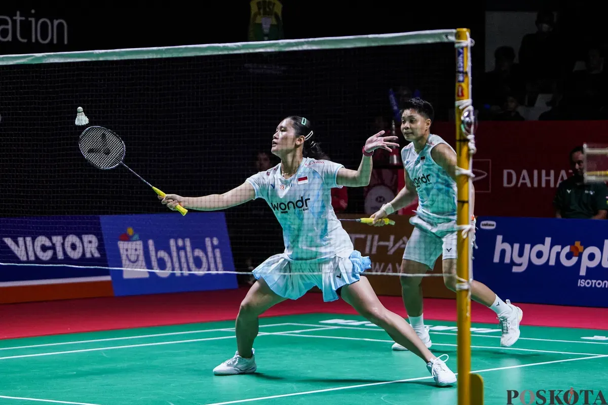 Pebulu tangkis ganda putri Indonesia Apriyani Rahayu, Lanny Tria Mayasari mengembalikan kok ke arah pebulu tangkis Taiwan Hsu Ya Ching, Sung Yu Hsuan pada babak perempat final ganda putri Daihatsu Indonesia Masters 2026 di Istora Senayan, Jakarta, Jumat, 23 Januari 2026. (Sumber: Poskota/Bilal Nugraha Ginanjar)