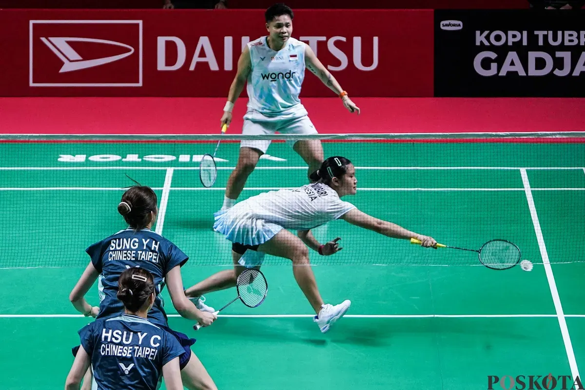 Pebulu tangkis ganda putri Indonesia Apriyani Rahayu, Lanny Tria Mayasari mengembalikan kok ke arah pebulu tangkis Taiwan Hsu Ya Ching, Sung Yu Hsuan pada babak perempat final ganda putri Daihatsu Indonesia Masters 2026 di Istora Senayan, Jakarta, Jumat, 23 Januari 2026. (Sumber: Poskota/Bilal Nugraha Ginanjar)