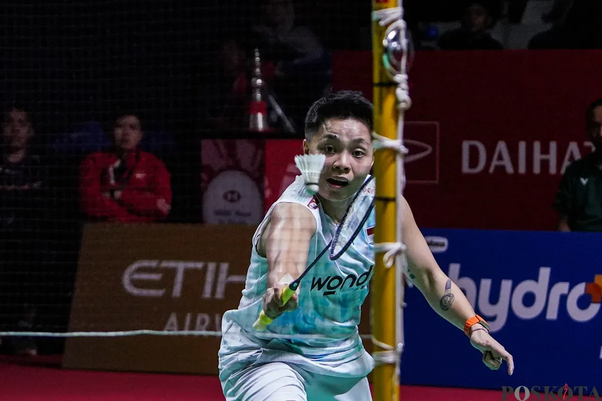 Pebulu tangkis ganda putri Indonesia Apriyani Rahayu, Lanny Tria Mayasari mengembalikan kok ke arah pebulu tangkis Taiwan Hsu Ya Ching, Sung Yu Hsuan pada babak perempat final ganda putri Daihatsu Indonesia Masters 2026 di Istora Senayan, Jakarta, Jumat, 23 Januari 2026. (Sumber: Poskota/Bilal Nugraha Ginanjar)