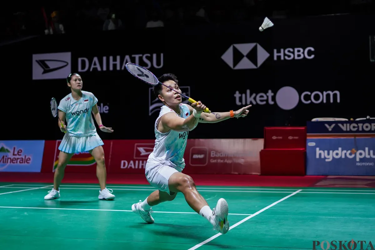 Pebulu tangkis ganda putri Indonesia Apriyani Rahayu, Lanny Tria Mayasari mengembalikan kok ke arah pebulu tangkis Taiwan Hsu Ya Ching, Sung Yu Hsuan pada babak perempat final ganda putri Daihatsu Indonesia Masters 2026 di Istora Senayan, Jakarta, Jumat, 23 Januari 2026. (Sumber: Poskota/Bilal Nugraha Ginanjar)