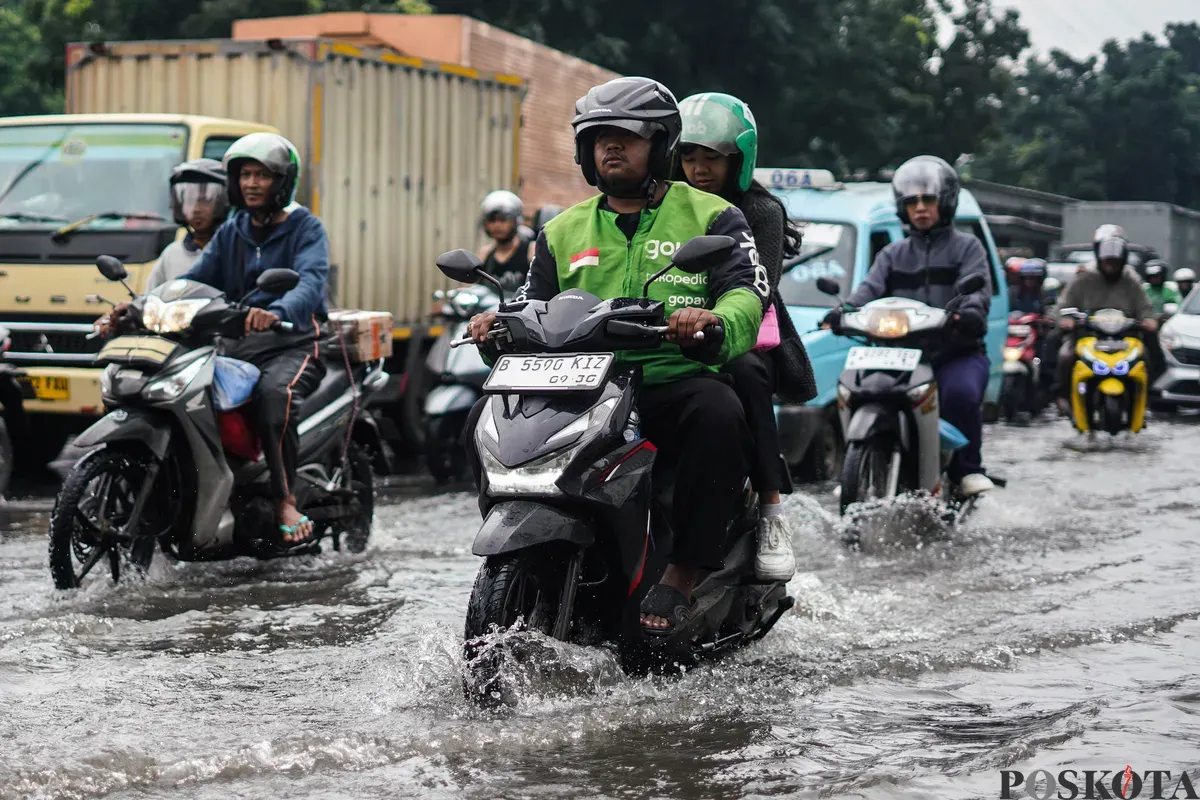 Sejumlah kendaraan melintasi genagan banjir di Jalan DI Panjaitan, Cawang, Jakarta Timur, Kamis, 22 Januari 2025. (Sumber: Poskota/Bilal Nugraha Ginanjar)