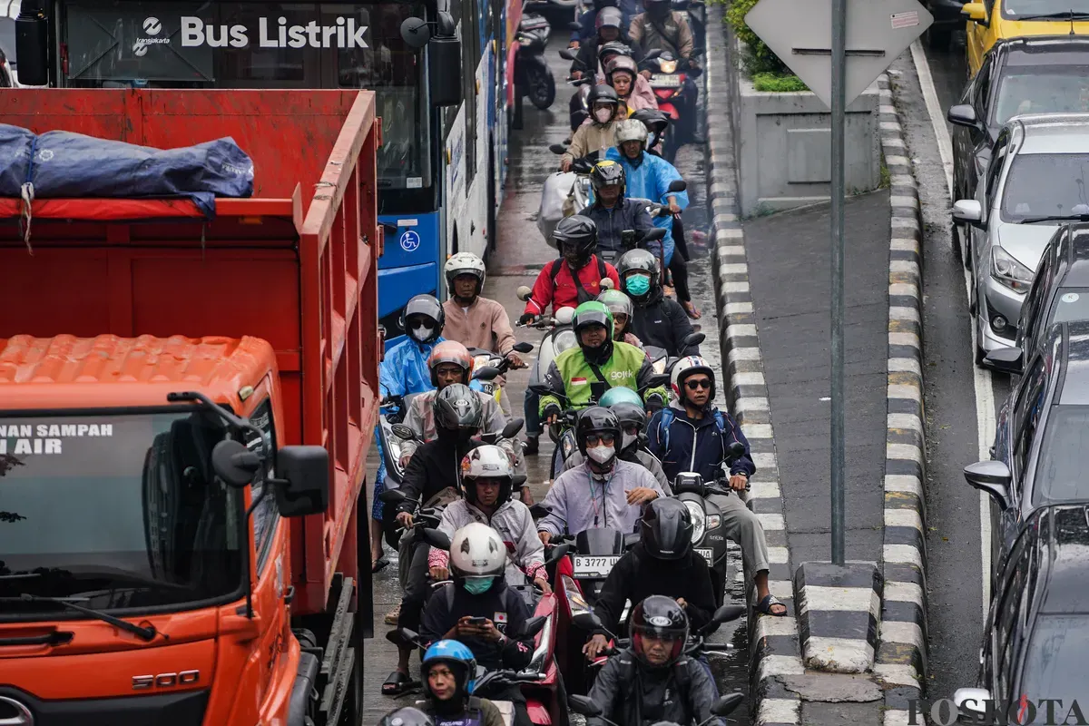 Sejumlah kendaraan melintasi genagan banjir di Jalan DI Panjaitan, Cawang, Jakarta Timur, Kamis, 22 Januari 2025. (Sumber: Poskota/Bilal Nugraha Ginanjar)
