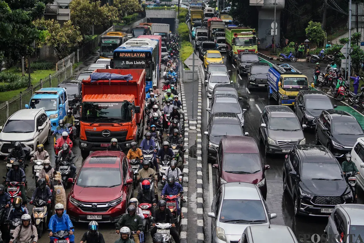 Sejumlah kendaraan terjebak macet saa melintasi genagan banjir di Jalan DI Panjaitan, Cawang, Jakarta Timur, Kamis, 22 Januari 2025. (Sumber: Poskota/Bilal Nugraha Ginanjar)