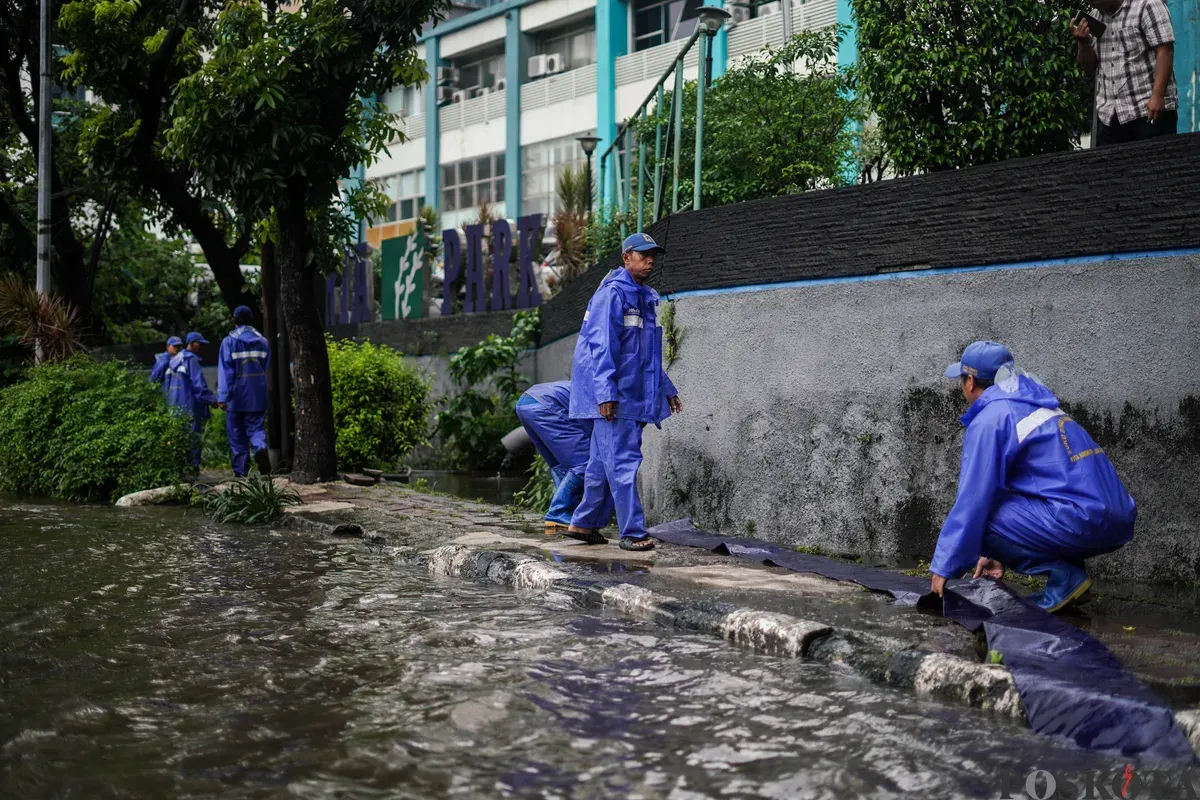 Sejumlah kendaraan melintasi genagan banjir di Jalan DI Panjaitan, Cawang, Jakarta Timur, Kamis, 22 Januari 2025. (Sumber: Poskota/Bilal Nugraha Ginanjar)