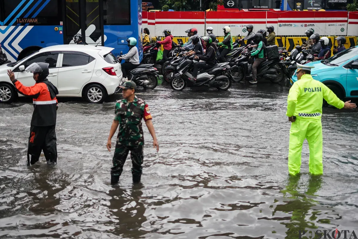 Sejumlah kendaraan melintasi genagan banjir di Jalan DI Panjaitan, Cawang, Jakarta Timur, Kamis, 22 Januari 2025. (Sumber: Poskota/Bilal Nugraha Ginanjar)