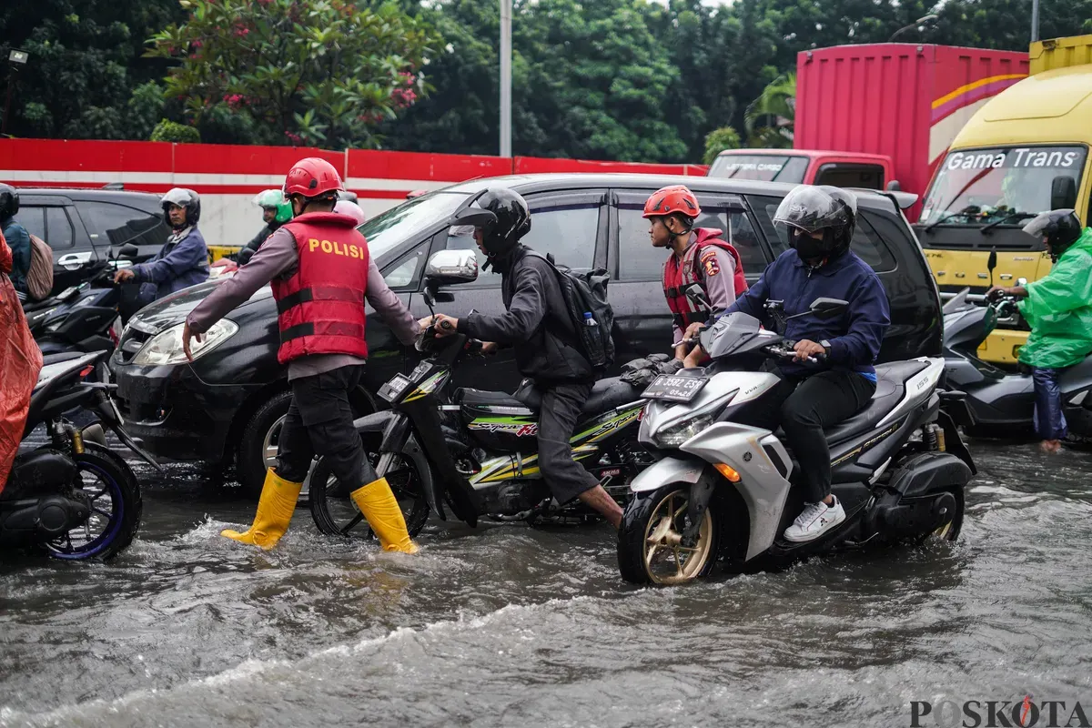 Sejumlah kendaraan melintasi genagan banjir di Jalan DI Panjaitan, Cawang, Jakarta Timur, Kamis, 22 Januari 2025. (Sumber: Poskota/Bilal Nugraha Ginanjar)
