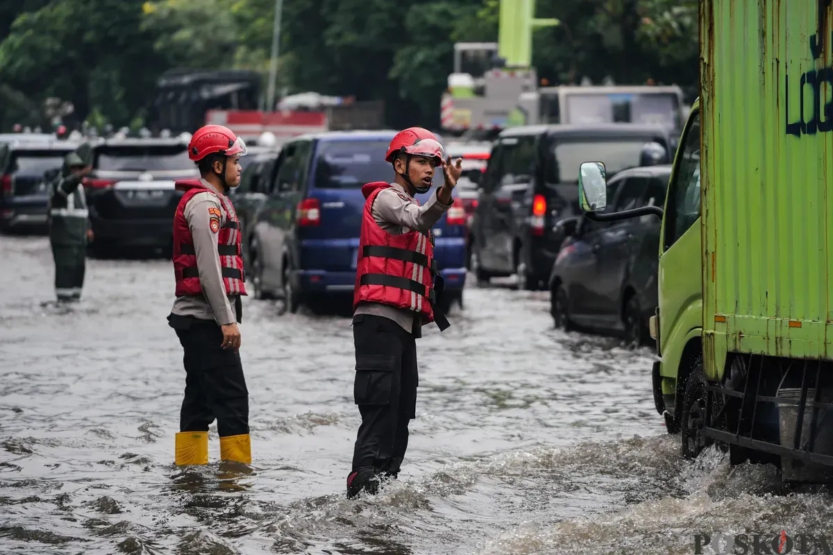 Sejumlah kendaraan melintasi genagan banjir di Jalan DI Panjaitan, Cawang, Jakarta Timur, Kamis, 22 Januari 2025. (Sumber: Poskota/Bilal Nugraha Ginanjar)