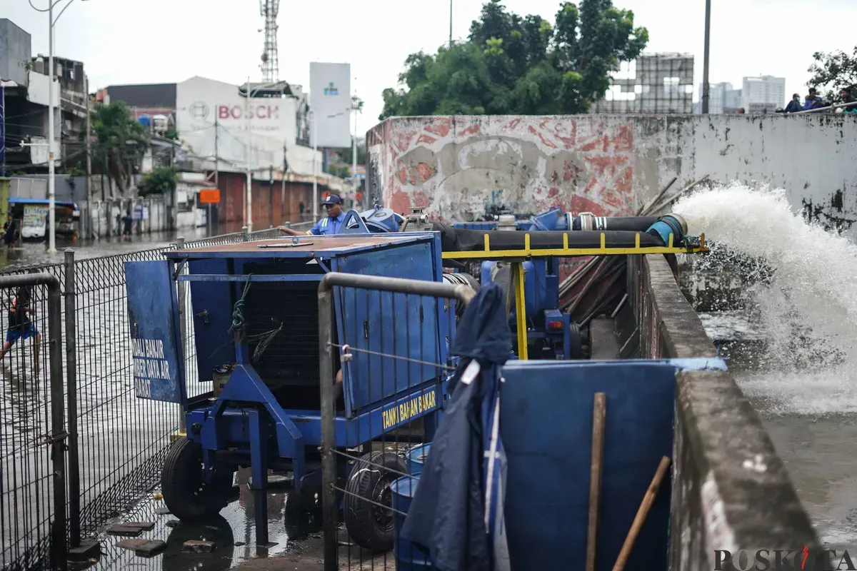 Warga berjalan melintasi banjir di Jalan Latumenten, Jelambar, Jakarta Barat, Jumat, 23 Januari 2026. (Sumber: Poskota/Bilal Nugraha Ginanjar)