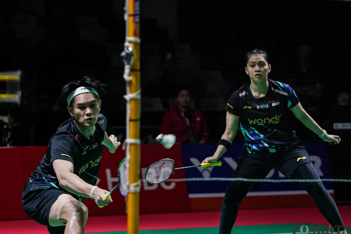 Pebulu tangkis ganda campuran Indonesia Indah Cahya Sari Jamil dan Adnan Maulana mengembalikan kok ke arah pebulu tangkis ganda campuran Cina Jiang Zhen Bang dan Wei Ya Xin pada babak perempat final Daihatsu Indonesia Masters 2026 di Istora Senayan, Jakarta, Jumat, 23 Januari 2025. (Sumber: Poskota/Bilal Nugraha Ginanjar)