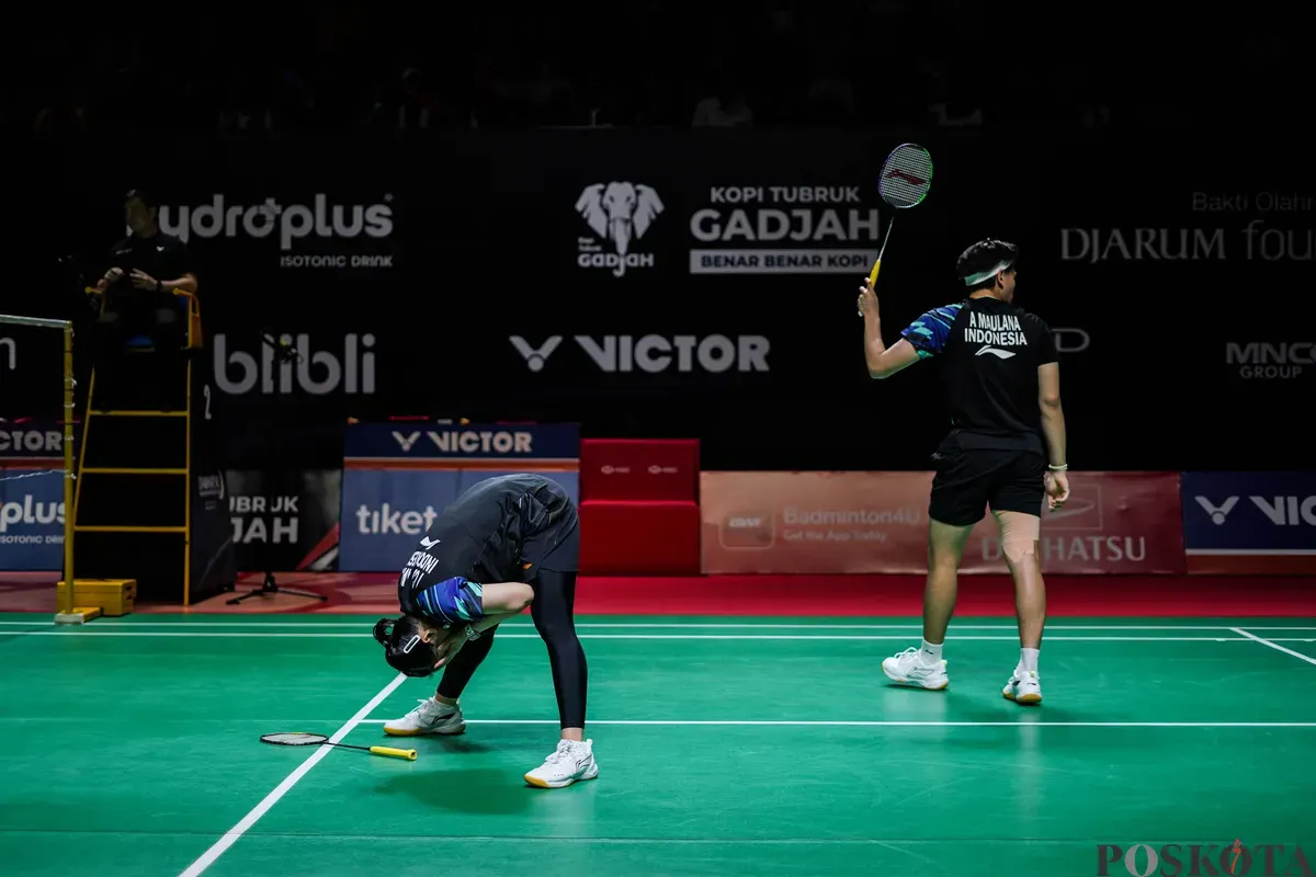 Pebulu tangkis ganda campuran Indonesia Indah Cahya Sari Jamil dan Adnan Maulana mengembalikan kok ke arah pebulu tangkis ganda campuran Cina Jiang Zhen Bang dan Wei Ya Xin pada babak perempat final Daihatsu Indonesia Masters 2026 di Istora Senayan, Jakarta, Jumat, 23 Januari 2025. (Sumber: Poskota/Bilal Nugraha Ginanjar)