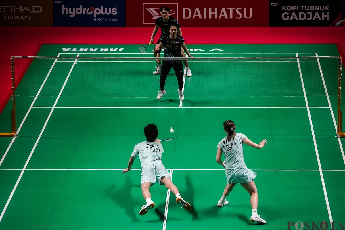 Pebulu tangkis ganda campuran Indonesia Indah Cahya Sari Jamil dan Adnan Maulana mengembalikan kok ke arah pebulu tangkis ganda campuran Cina Jiang Zhen Bang dan Wei Ya Xin pada babak perempat final Daihatsu Indonesia Masters 2026 di Istora Senayan, Jakarta, Jumat, 23 Januari 2025. (Sumber: Poskota/Bilal Nugraha Ginanjar)