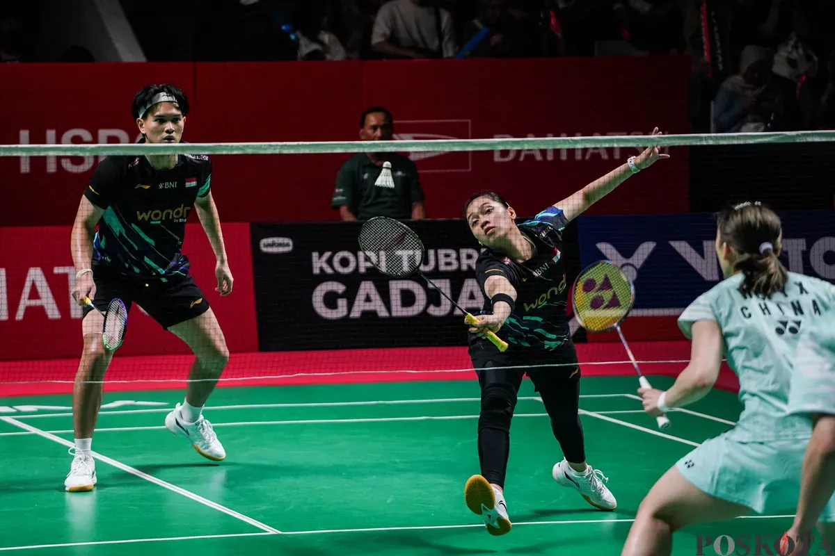 Pebulu tangkis ganda campuran Indonesia Indah Cahya Sari Jamil dan Adnan Maulana mengembalikan kok ke arah pebulu tangkis ganda campuran Cina Jiang Zhen Bang dan Wei Ya Xin pada babak perempat final Daihatsu Indonesia Masters 2026 di Istora Senayan, Jakarta, Jumat, 23 Januari 2025. (Sumber: Poskota/Bilal Nugraha Ginanjar)