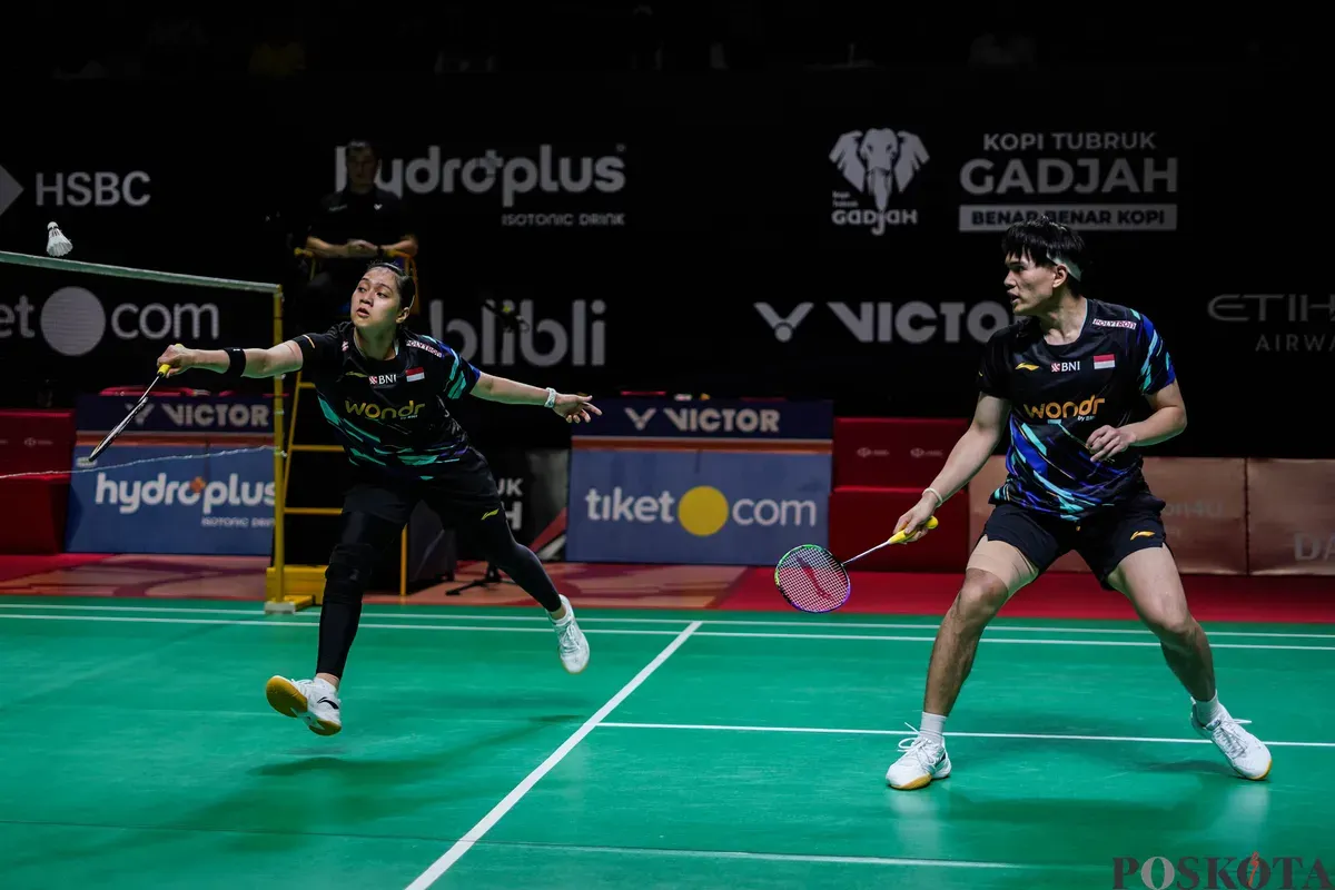 Pebulu tangkis ganda campuran Indonesia Indah Cahya Sari Jamil dan Adnan Maulana mengembalikan kok ke arah pebulu tangkis ganda campuran Cina Jiang Zhen Bang dan Wei Ya Xin pada babak perempat final Daihatsu Indonesia Masters 2026 di Istora Senayan, Jakarta, Jumat, 23 Januari 2025. (Sumber: Poskota/Bilal Nugraha Ginanjar)