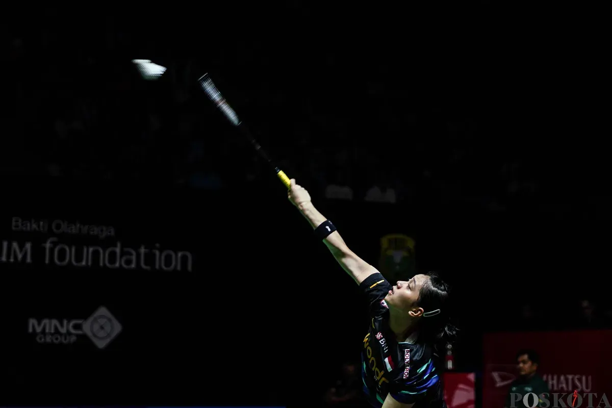 Pebulu tangkis ganda campuran Indonesia Indah Cahya Sari Jamil dan Adnan Maulana mengembalikan kok ke arah pebulu tangkis ganda campuran Cina Jiang Zhen Bang dan Wei Ya Xin pada babak perempat final Daihatsu Indonesia Masters 2026 di Istora Senayan, Jakarta, Jumat, 23 Januari 2025. (Sumber: Poskota/Bilal Nugraha Ginanjar)
