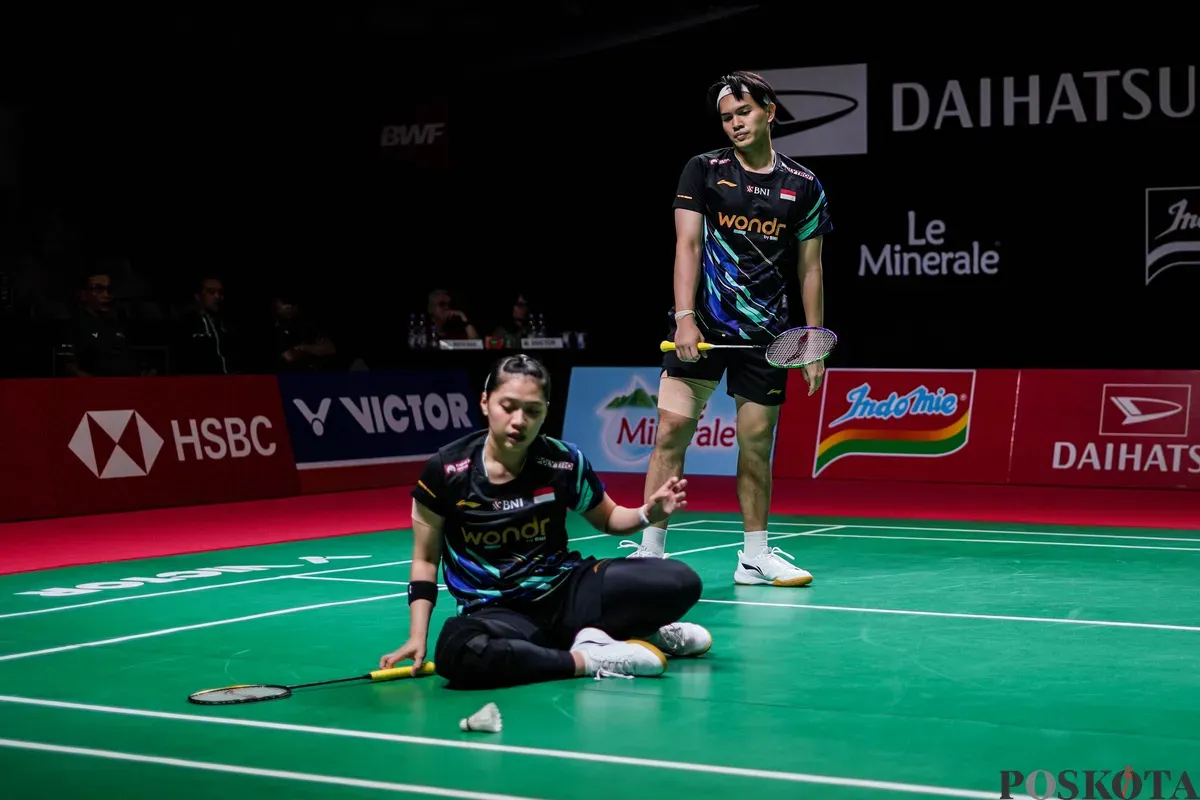 Pebulu tangkis ganda campuran Indonesia Indah Cahya Sari Jamil dan Adnan Maulana mengembalikan kok ke arah pebulu tangkis ganda campuran Cina Jiang Zhen Bang dan Wei Ya Xin pada babak perempat final Daihatsu Indonesia Masters 2026 di Istora Senayan, Jakarta, Jumat, 23 Januari 2025. (Sumber: Poskota/Bilal Nugraha Ginanjar)