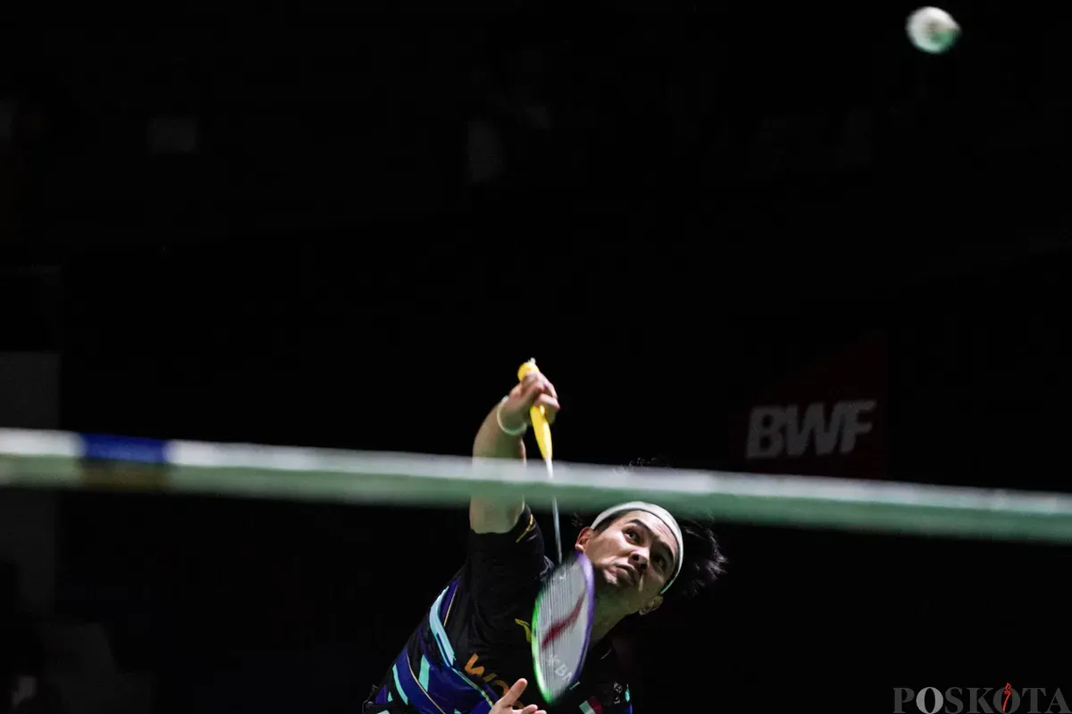Pebulu tangkis ganda campuran Indonesia Indah Cahya Sari Jamil dan Adnan Maulana mengembalikan kok ke arah pebulu tangkis ganda campuran Cina Jiang Zhen Bang dan Wei Ya Xin pada babak perempat final Daihatsu Indonesia Masters 2026 di Istora Senayan, Jakarta, Jumat, 23 Januari 2025. (Sumber: Poskota/Bilal Nugraha Ginanjar)