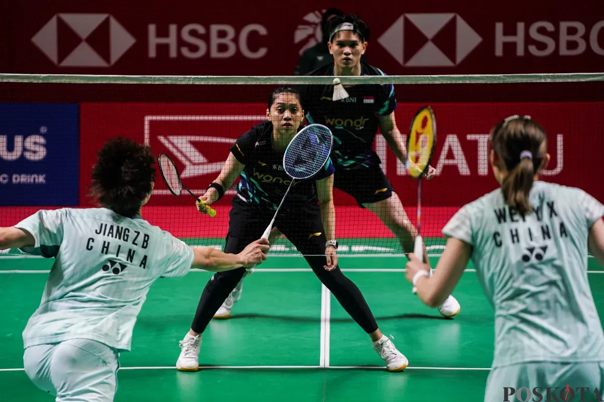 Pebulu tangkis ganda campuran Indonesia Indah Cahya Sari Jamil dan Adnan Maulana mengembalikan kok ke arah pebulu tangkis ganda campuran Cina Jiang Zhen Bang dan Wei Ya Xin pada babak perempat final Daihatsu Indonesia Masters 2026 di Istora Senayan, Jakarta, Jumat, 23 Januari 2025. (Sumber: Poskota/Bilal Nugraha Ginanjar)