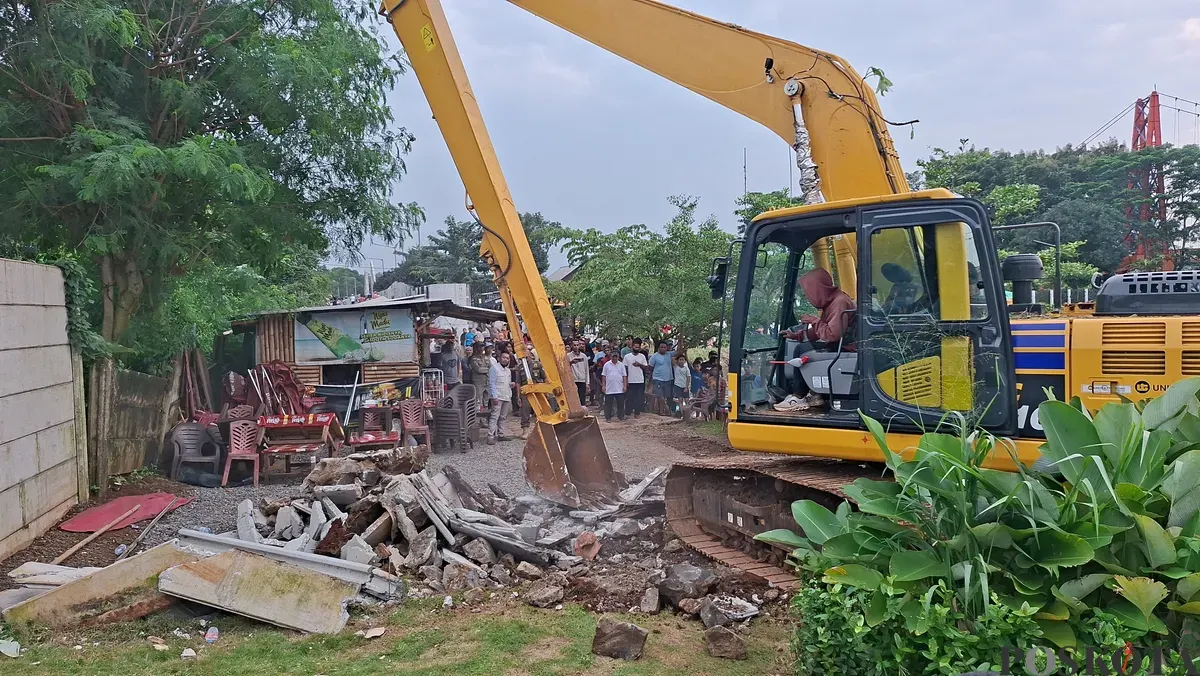 Alat berat jenis beko membongkar pagar pembatas yang dibangun di kawasan bibir Setu Tujuh Muara, Sawangan, Kota Depok. (Sumber: Poskota/Angga Pahlevi)