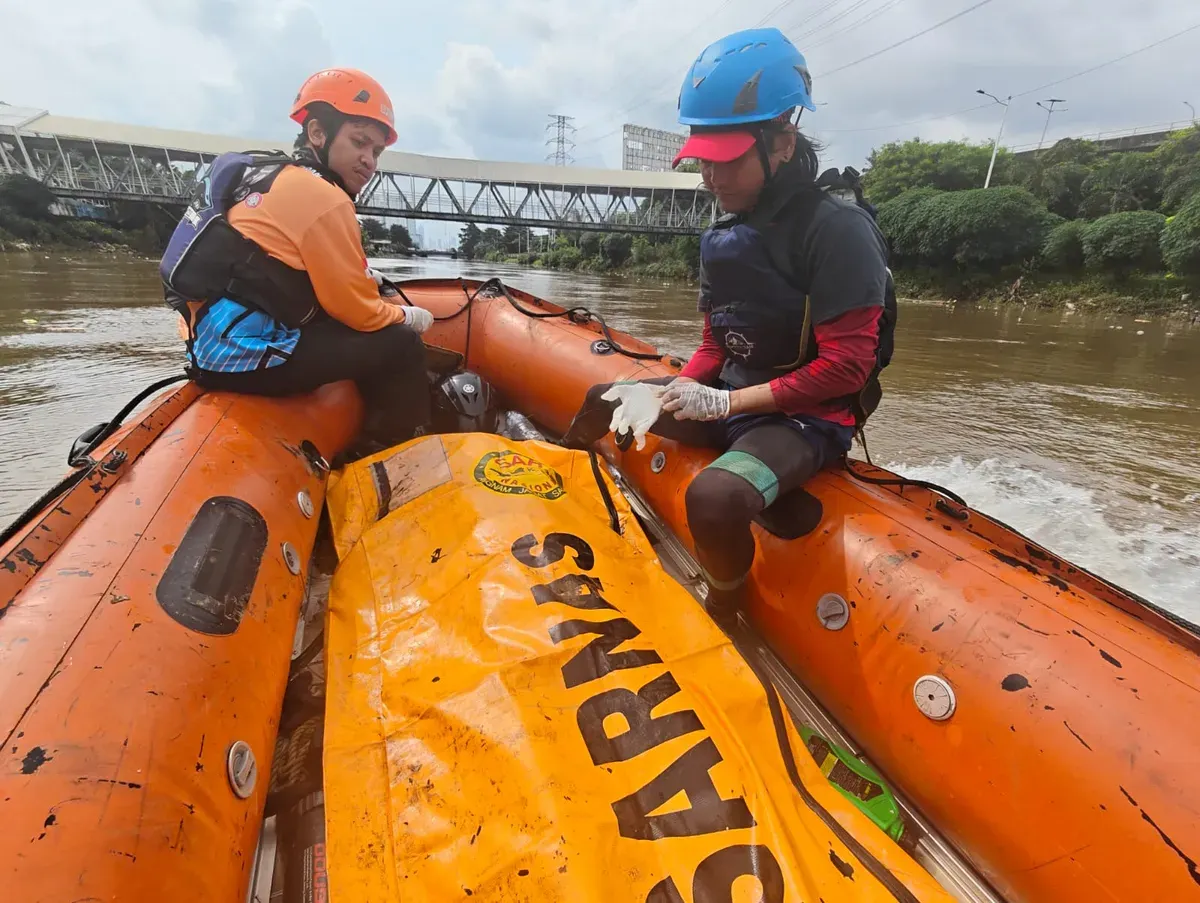 Tim SAR gabungan telah menemukan korban yang sebelumnya dilaporkan hanyut dan tenggelam di aliran Kali Ciliwung. (Sumber: Dok. Tim SAR)