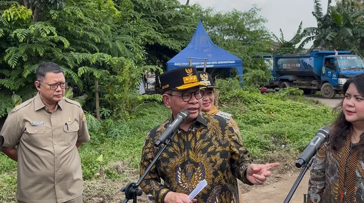 Gubernur DKI Jakarta Pramono Anung saat meninjau pengerukan Kali Sepak di Kembangan, Jakarta Barat, Senin, 26 Januari 2026. (Sumber: Poskota/Pandi Ramedhan)