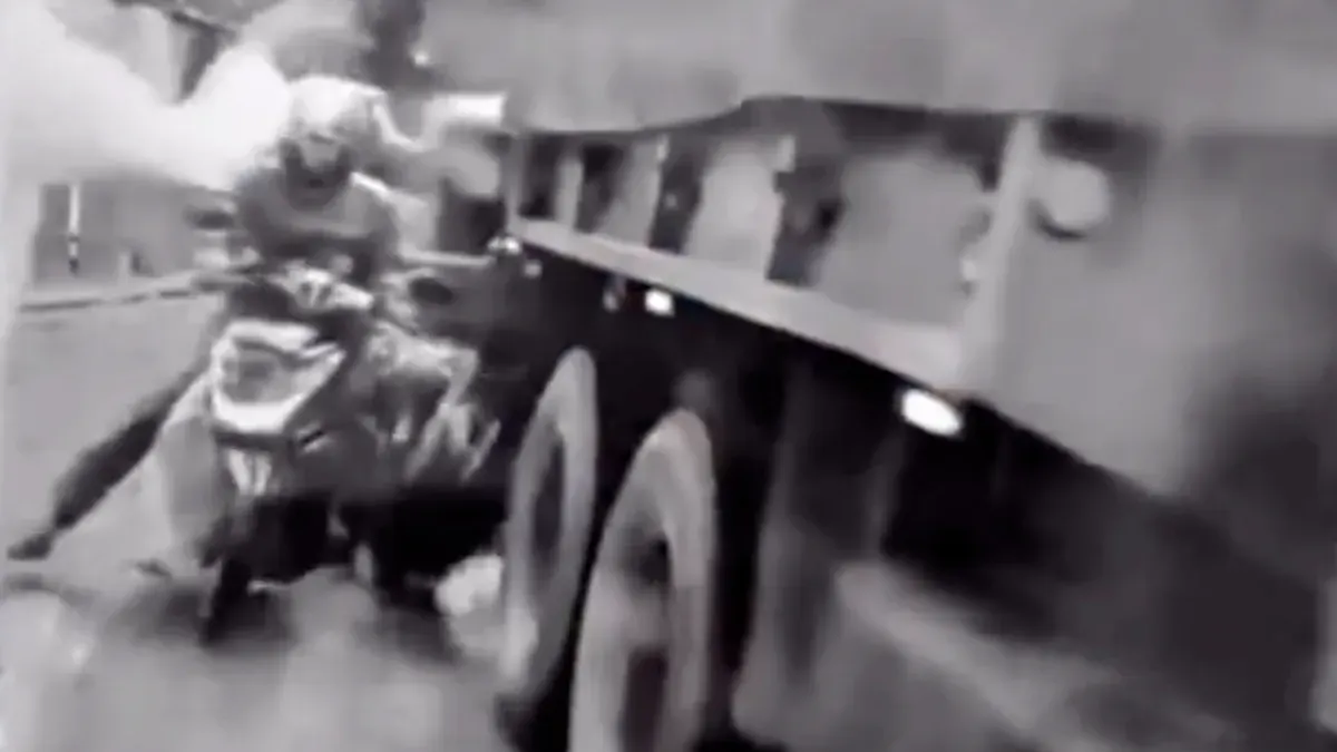 Ilustrasi truk TNI AD yang mengalami kecelakaan saat menuju lokasi tanah longsor di Bandung Barat. (Sumber: X/@kembalianpermen)