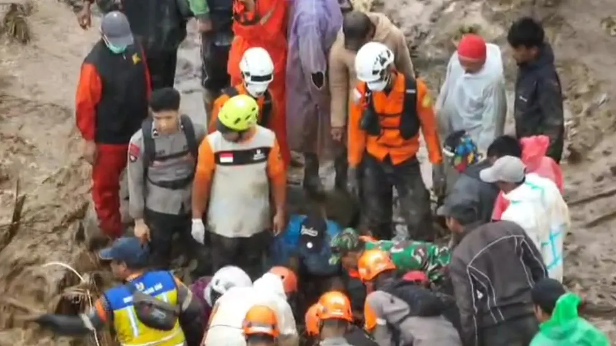 Potret tim SAR gabungan saat menjalankan operasi pencarian korban tanah longsor di Bandung Barat. (Sumber: Tim SAR)