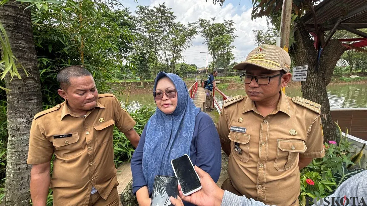 Ketua Tim Penegakan Hukum Lingkungan Dinas Lingkungan Hidup (DLH) Kabupaten Bogor, Uli Tiarma Sinaga, saat memberi keterangan pers di Situ Citongtut. (Sumber: Poskota/Giffar Rivana)