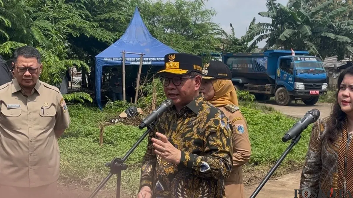 Gubernur DKI Jakarta Pramono Anung meninjau pengerukan Kali Sepak, Kembangan, Jakarta Barat, Senin, 26 Januari 2026. (Sumber: Poskota/Pandi Ramedhan)