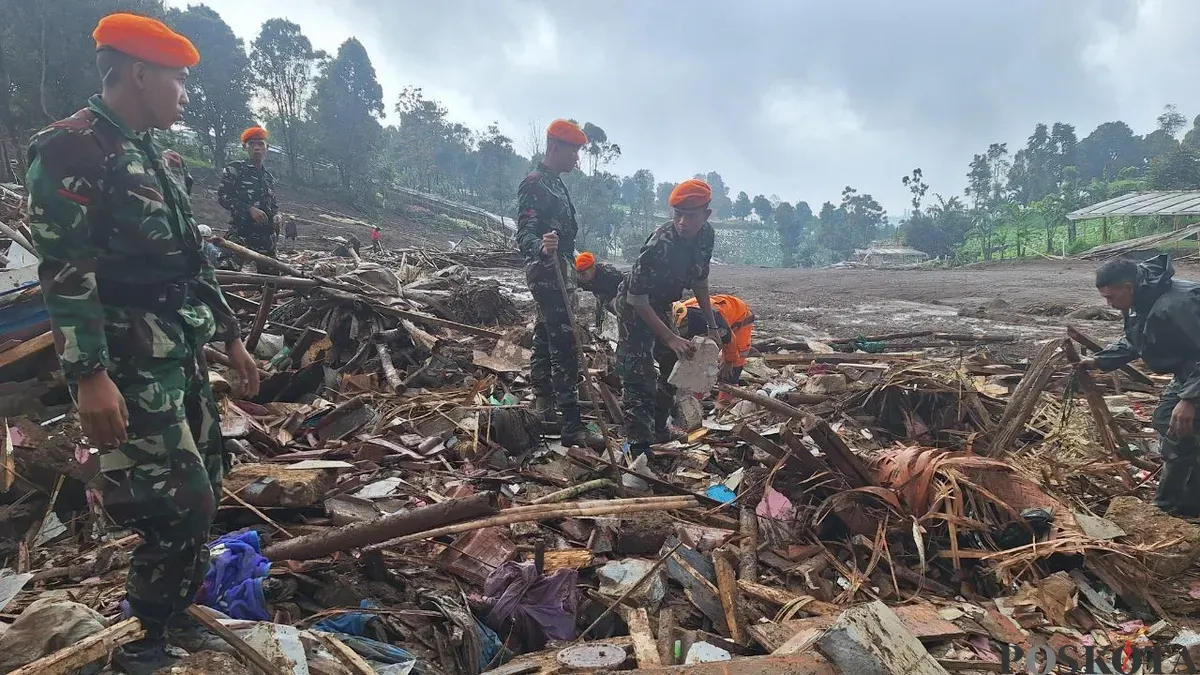 Petugas masih melakukan pencarian korban tertimbun di lokasi Nn Longsor Cisarua, Kabupaten Bandung Barat. (Sumber: Poskota/Gatot Poedji Utomo)