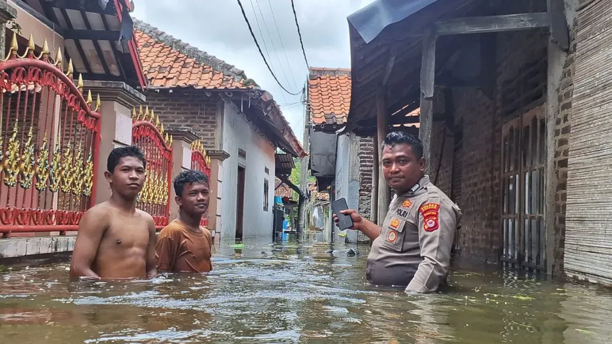 Kondisi banjir di Kecamatan Carenang dan Binuang yang memaksa sebagian warga harus mengungsi. (Sumber: Dok. Humas Polres Serang)