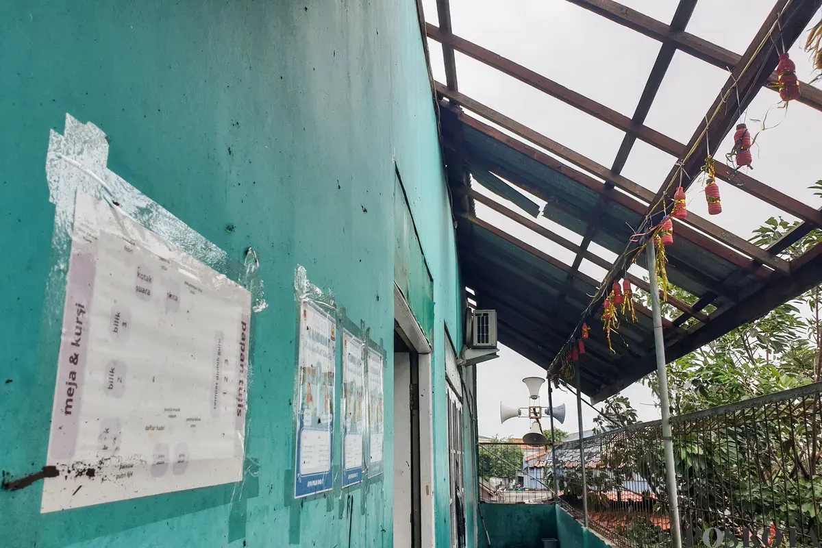 Petugas keamanan memeriksa bangunan yang hancur akibat angin puting beliung di Sekolah Dasar Islam (SDI) Baburidho, Kalibaru, Cilincing, Jakarta Utara, Selasa, 27 Januari 2026. (Sumber: Poskota/Bilal Nugraha Ginanjar)