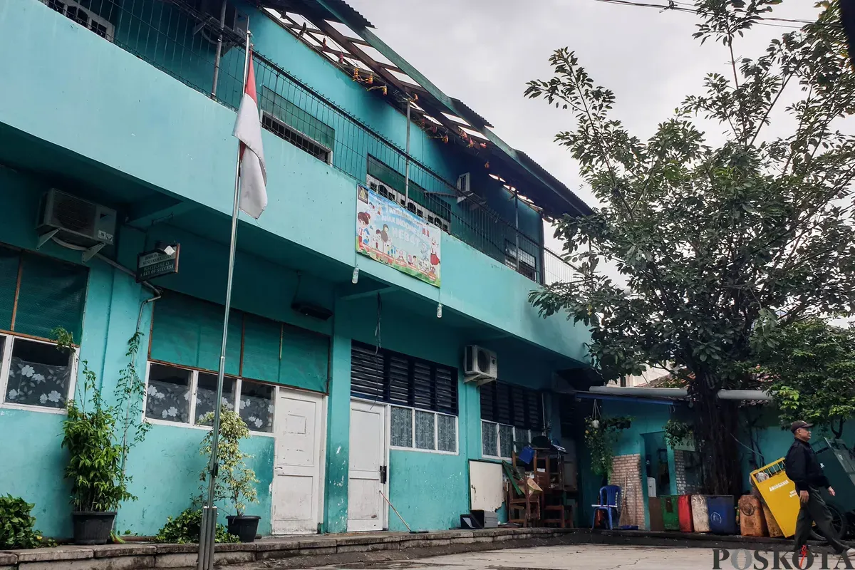 Petugas keamanan memeriksa bangunan yang hancur akibat angin puting beliung di Sekolah Dasar Islam (SDI) Baburidho, Kalibaru, Cilincing, Jakarta Utara, Selasa, 27 Januari 2026. (Sumber: Poskota/Bilal Nugraha Ginanjar)