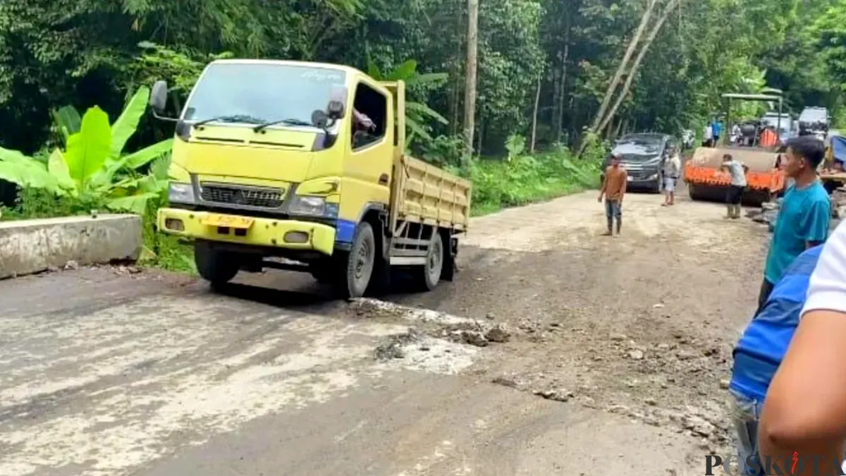 Sejumlah kendaraan saat melintas di jalur Sampay-Cieles, Kabupaten Lebak yang amblas akibat pergerakan tanah. (Sumber: Poskota/Samsul Fatoni)